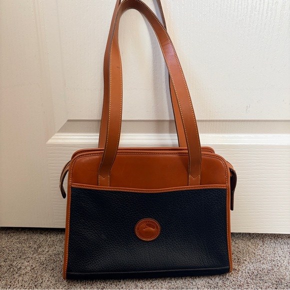 Dooney and Bourke rare vintage all weather leather shoulder bag - Picture 2 of 13